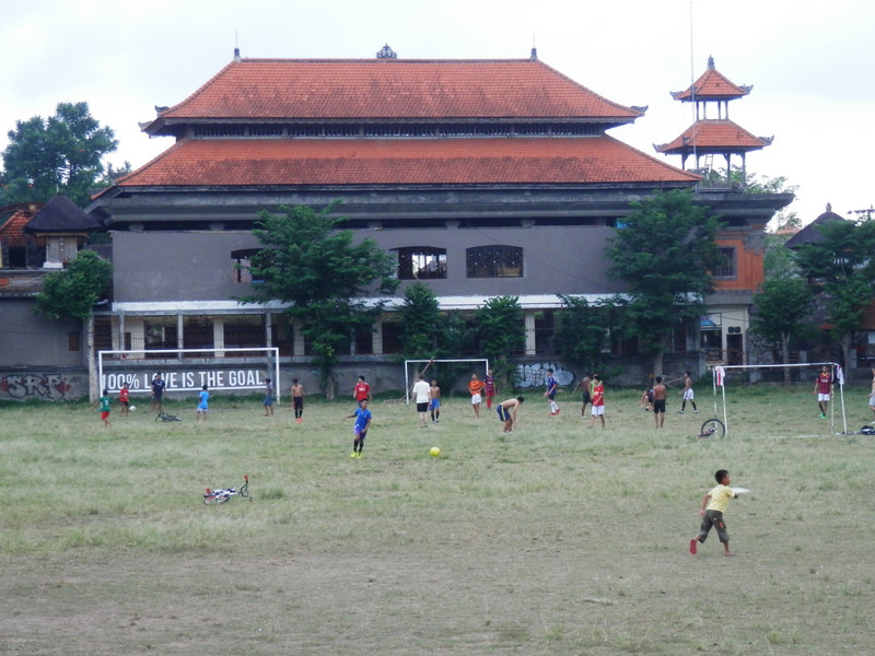 le terrain de foot municipal