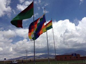 Las banderas en La Paz, incluye la wiphala