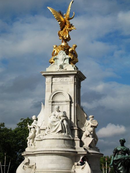 Buckingham Palace Statue