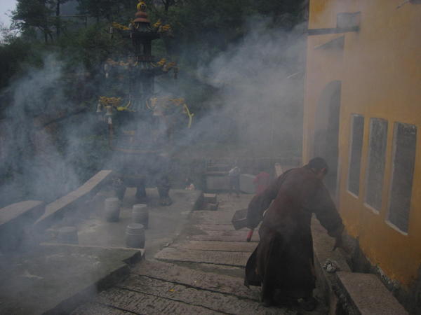 a nun scuttles in the mist, Tiantai, Jiuhuashan