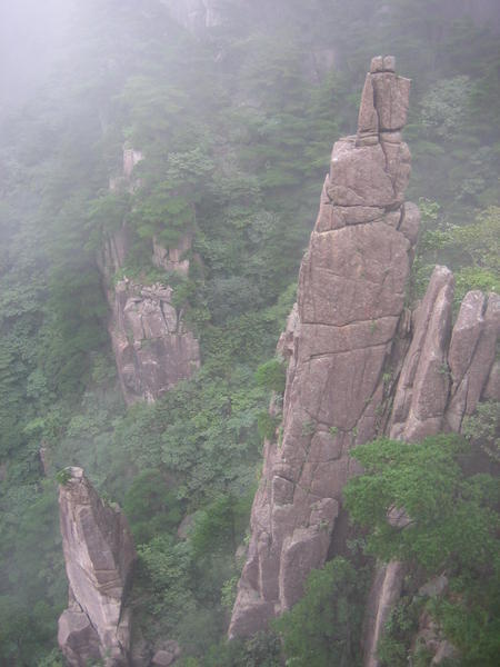 scraggly towers of rock, Huangshan