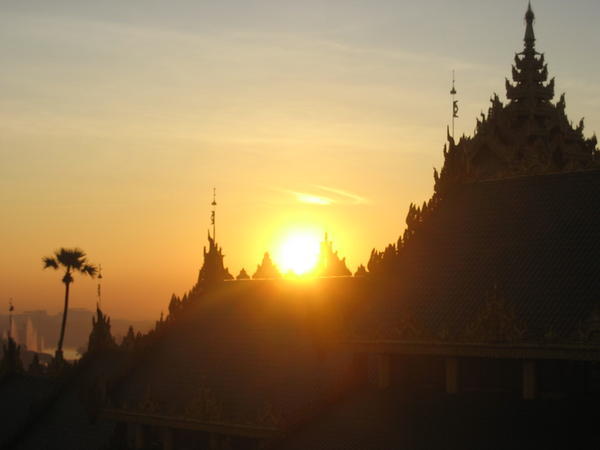 Shwedagon Paya, sunrise