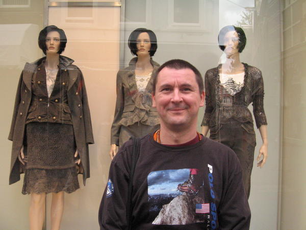 Patrick with manequins, Den Haag