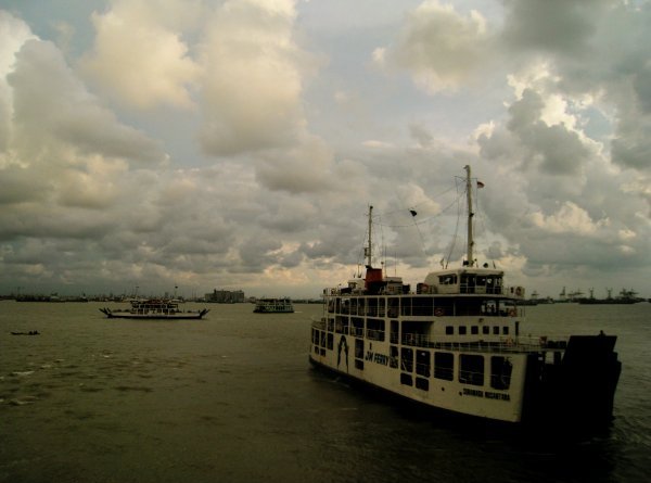 Sura-madu ferry Xing