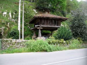 Multi-Purpose Horreo (both a garage and a crop-storage building)