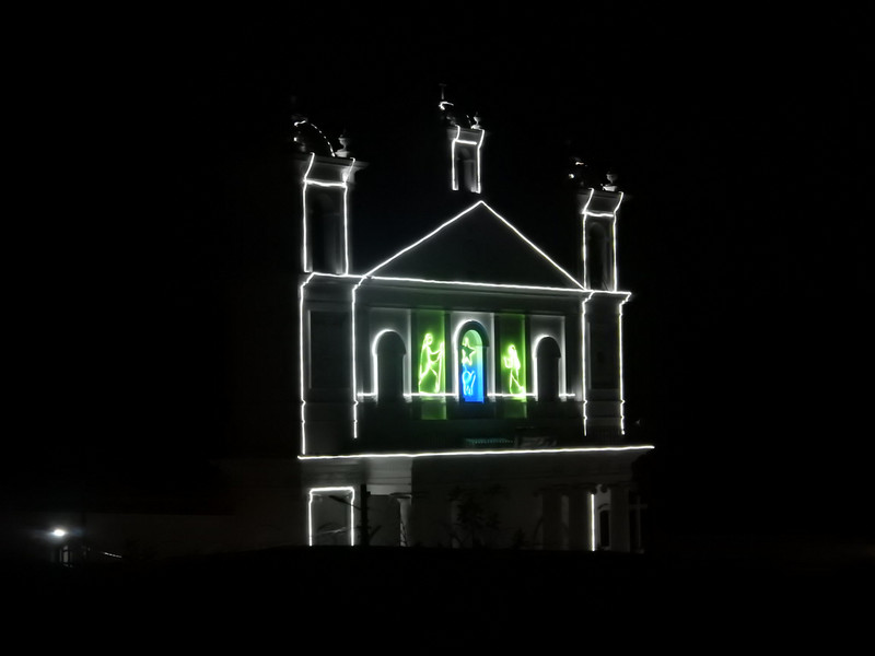 Weihnachtsbeleuchtung an Kirche