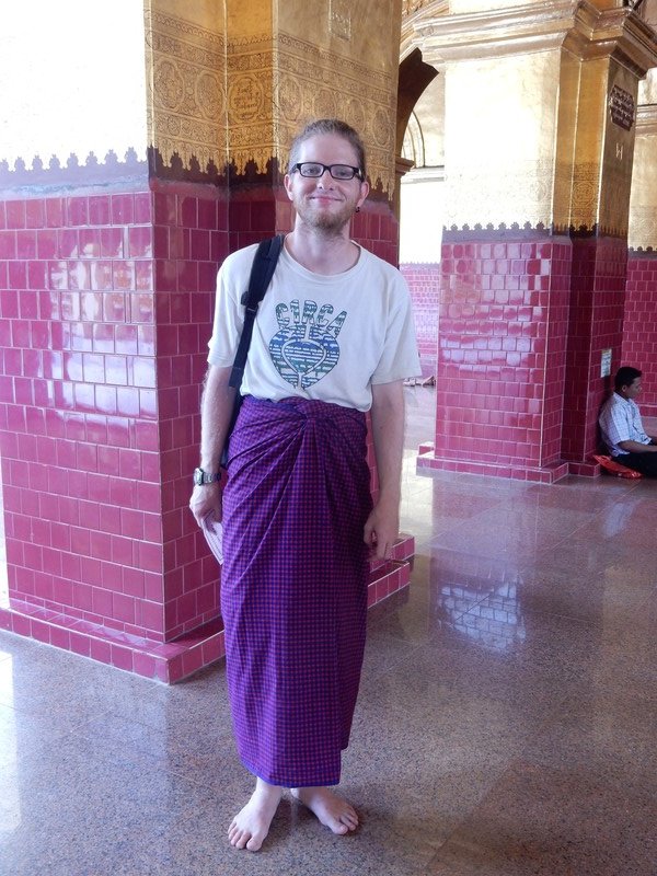Im für burmesische Männer traditionellen Longyi