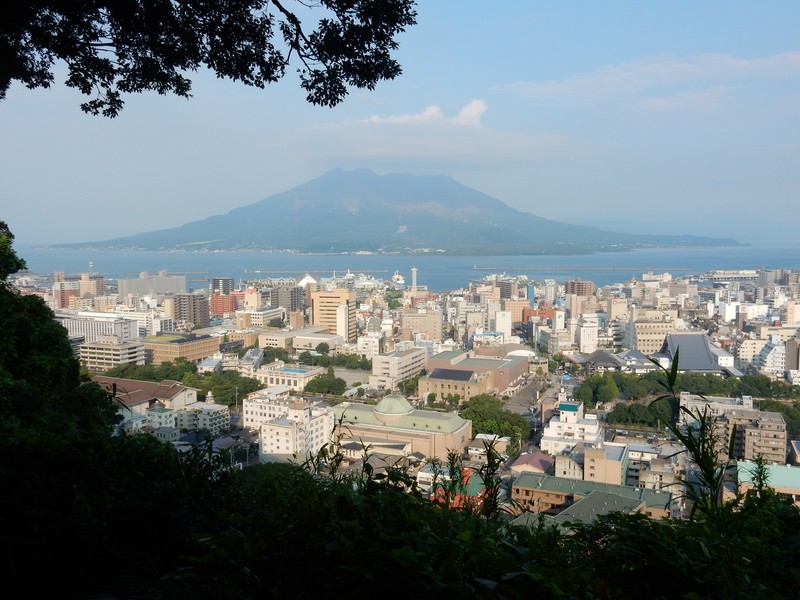 Sakurajima im Hintergrund, Kagoshima infront