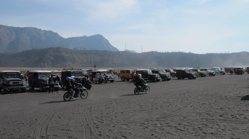 Sea of Jeeps