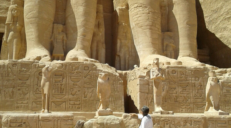 Ramsis colossal figures also show his wife,  mother,  children at his feet and the god Horus. A cartouche spells out his name 