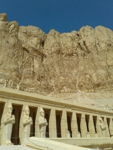 Hatshupset columns with the cliff face behind