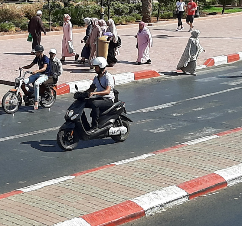 scooters and pefestrans in Marrakesch