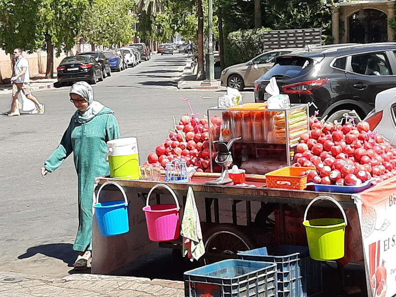 pomegranate juice street stall