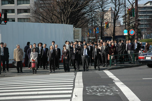 Tokyo trendsættere, underligt når alle nu går i jakkesæt, og jeg mener ALLE