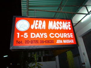 das Logo dieser Massageschule ist KEIN Scherz!
