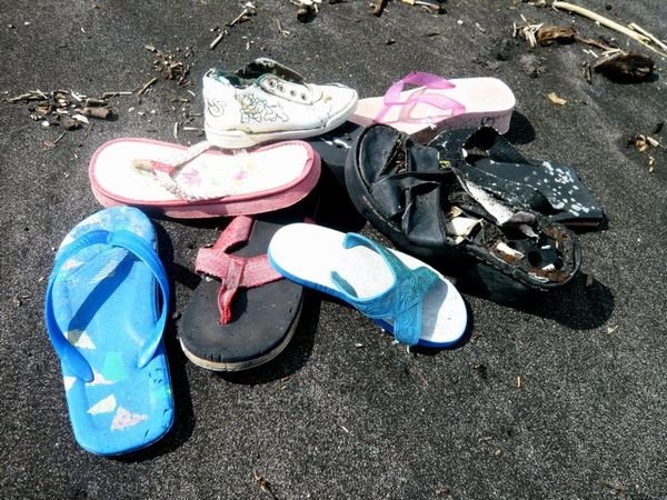 Shoes found per sq ft of black beach