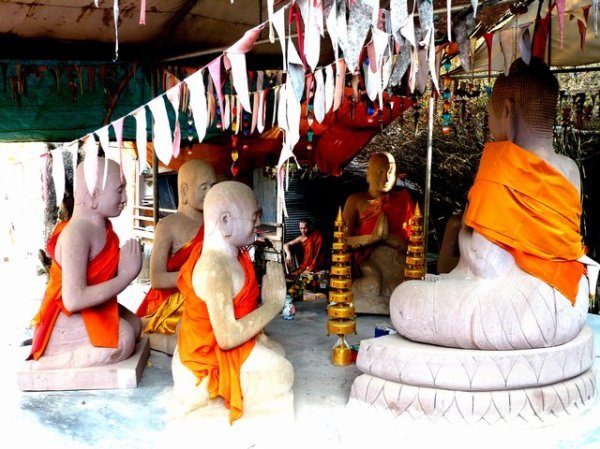 Ek Phenom Buddhas and Monk