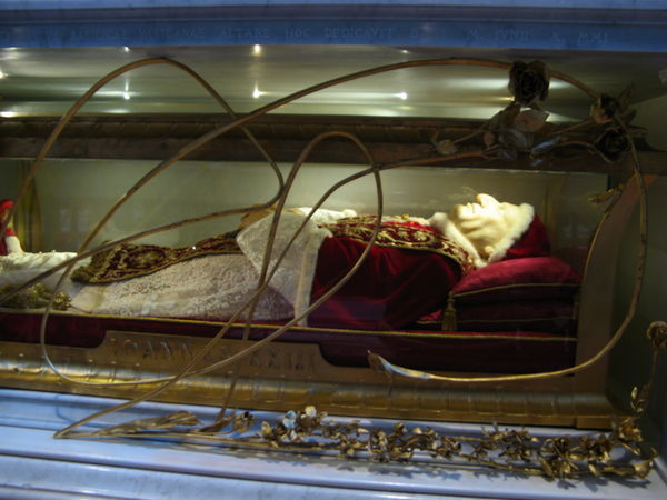 St. Peters Basilica - Some Dead Guy | Photo