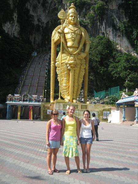 Foran den enorme statuen i Batu Caves