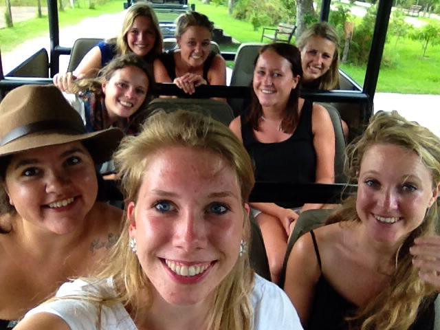 Met alle meiden in de safari auto!