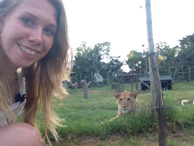 Samen met een leeuw op de foto