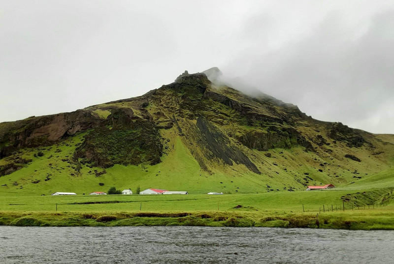 Montagne verte près de la chute Skogáfoss