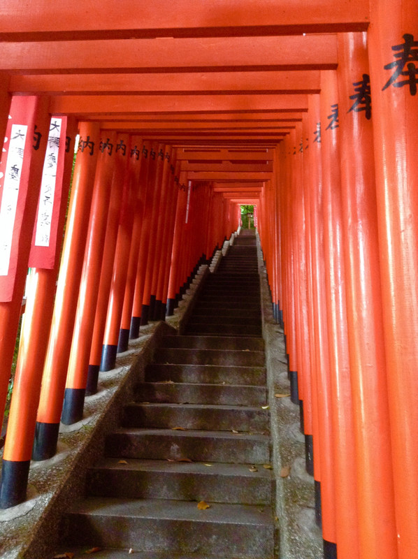 Le magnifique escalier menant au temple Hie