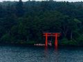 Torii sur le lac Ashi et rituel shintoiste