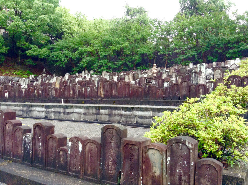 Le cimetière derrière le grand temple