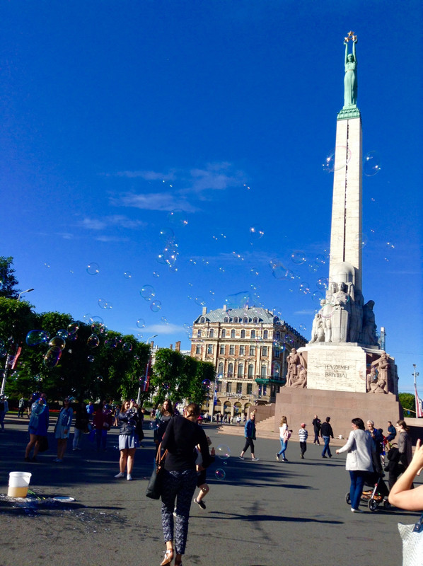 Monument de la liberté. Elle tient 3 étoiles représentant les 3 pays baltes