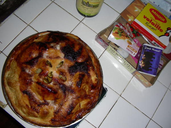 here is the rustic apple pie that i baked. i made the crust without any utensils, since i don't have any.