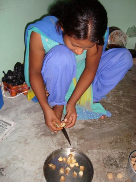 Nandu demonstrating a cutting technique