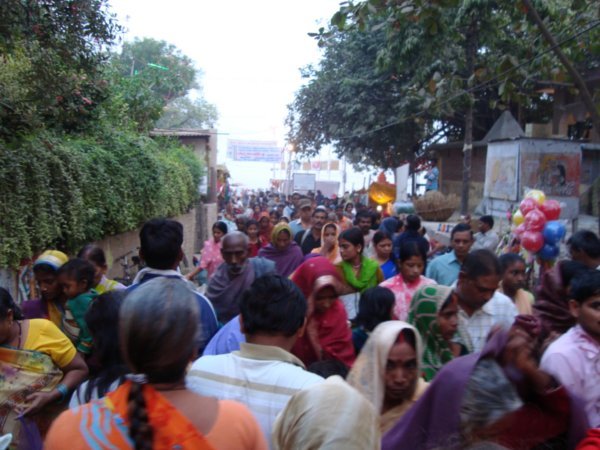 Crowds walking to bathe in the Ganga