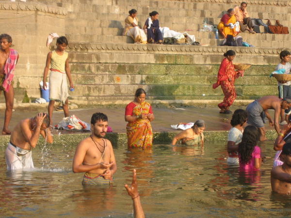 Bañistas chapoteando en el Ganges