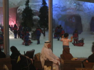 Chavitos jugando en la nievo dentro del centro comercial