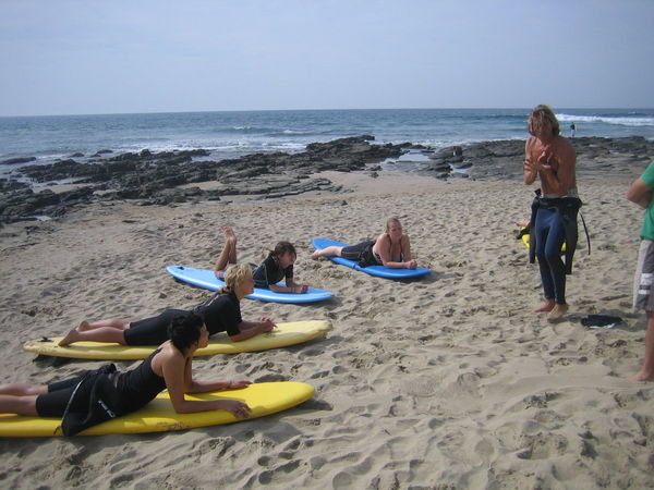 Las chicas en su clase de SURF