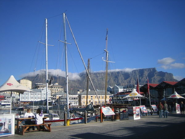 El muelle con la famosa "Table Mountain" atras