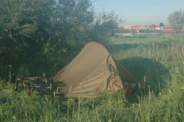 wild camping next to the Rhine