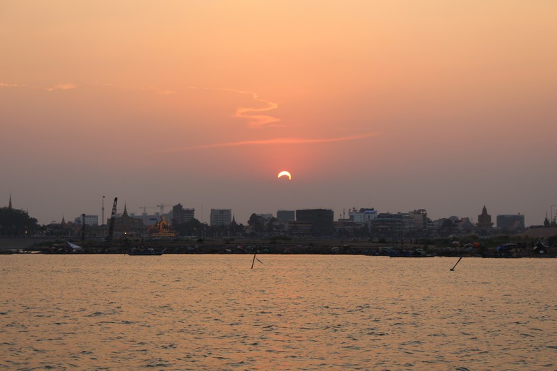 Sonnenuntergang ueber Phnom Penh auf der Bootsfahrt