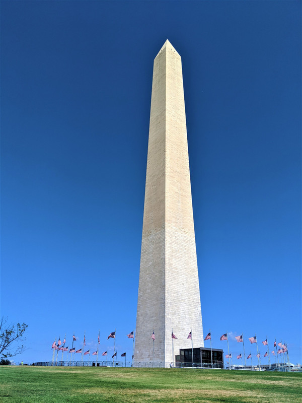 A basically empty Washington Monument