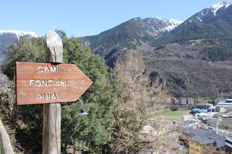 Signs tell you which trails you can start