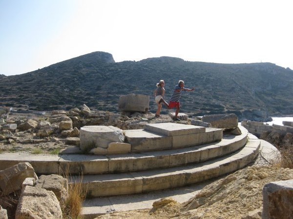 Knidos - Derek and Kate take up statuesque poses