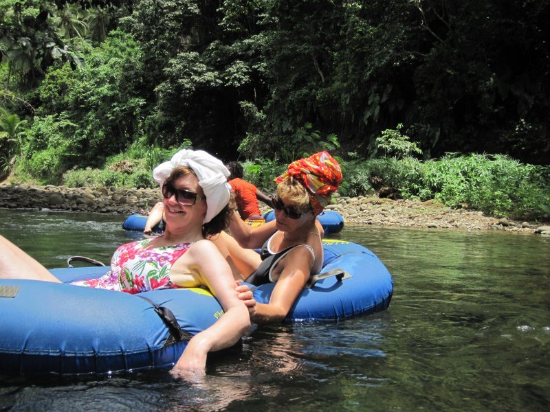 Sue and Patricia come to stay - river tubing on the Pagua river