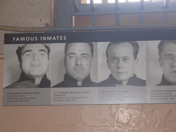 Billeder af beroemte indsatte. Ham, der smiler, er Al Capone