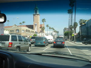 Crazy trafik i Los Angeles. Ingen bruger fortovet...