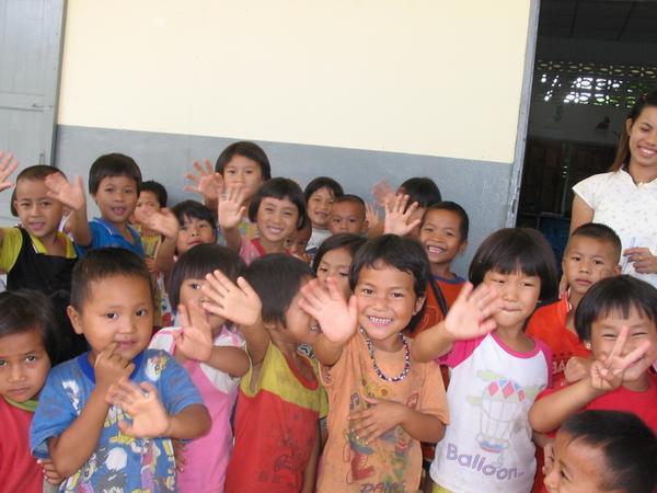kids waving goodbye at school