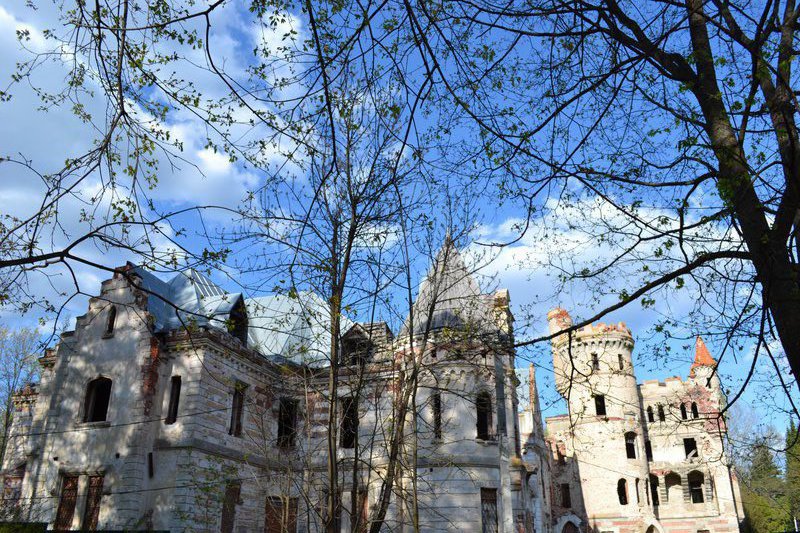 Abandoned castle, Muromtzevo