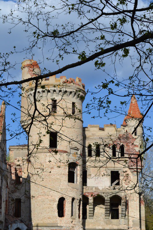 Abandoned castle, Muromtzevo