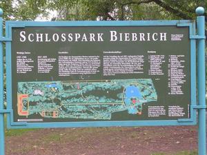 I enter the Schlosspark Biebrich...