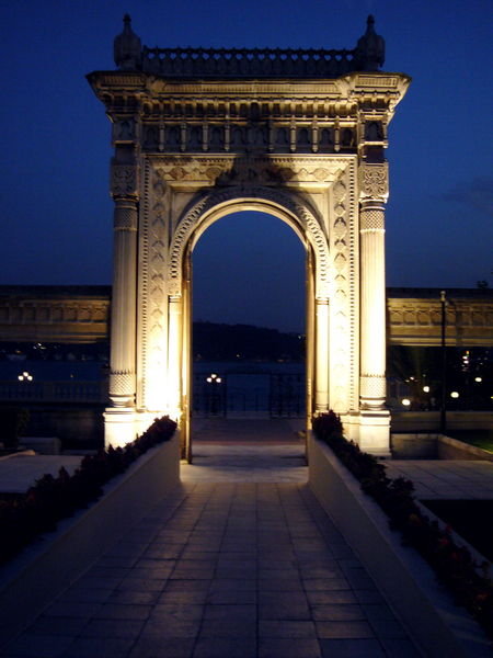 The gate by the Bosphorus